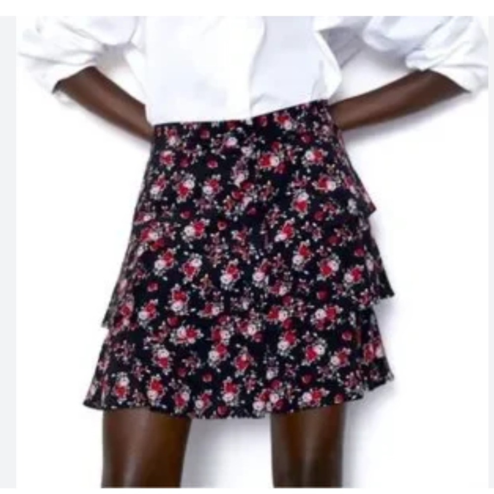 Zara Black, Red $ Tan Floral Print Mini Skirt. Size Small.